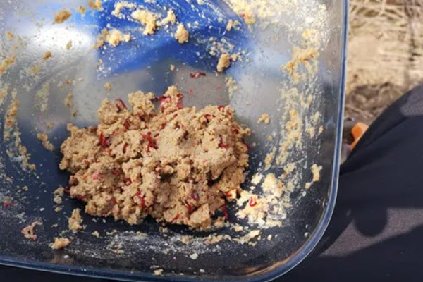 黄尾鲴的摄食习性，人工饲养时可投喂麸皮、米糠等