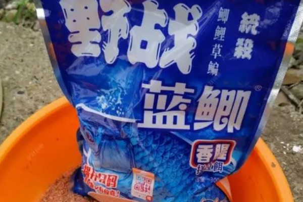 黄尾鲴的摄食习性，人工饲养时可投喂麸皮、米糠等