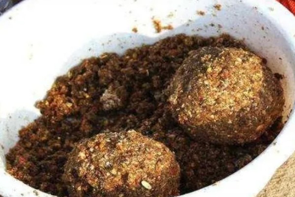 钓鱼用菜籽油饼打窝效果好吗，相对来说效果不错