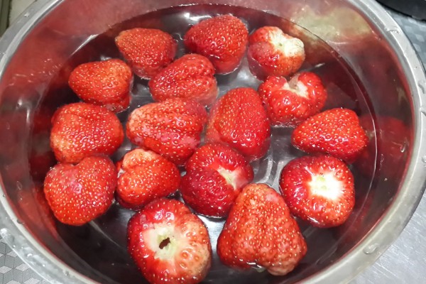 草莓什么时候成熟，一般在春季至初夏上市