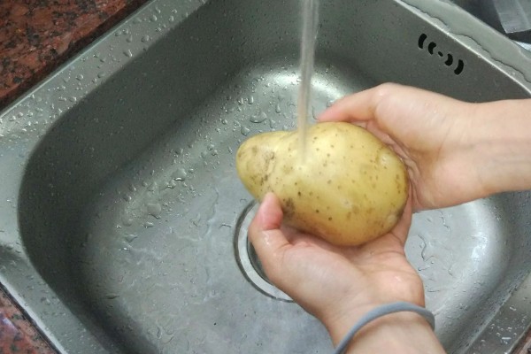 如何洗瓜果,叶菜类先用温水浸泡15分钟