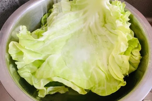 如何洗瓜果,叶菜类先用温水浸泡15分钟