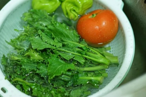 如何洗瓜果,叶菜类先用温水浸泡15分钟