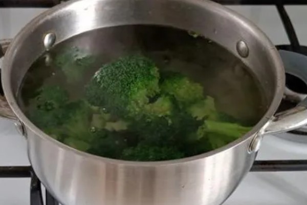 西兰花有虫子还能吃，清洗干净便可食用