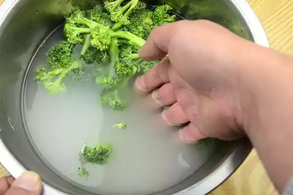 西兰花有虫子还能吃，清洗干净便可食用