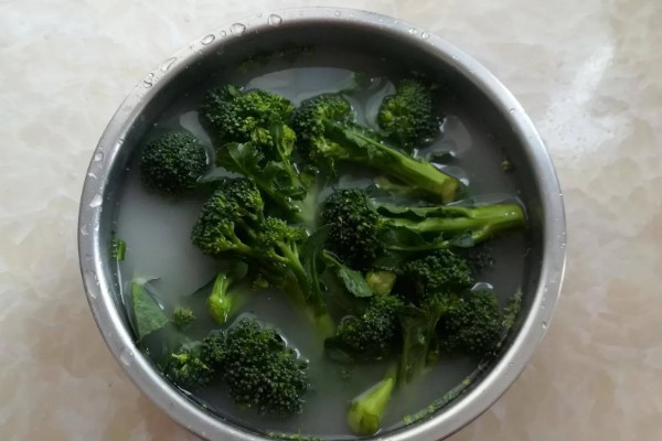 西兰花有虫子还能吃，清洗干净便可食用