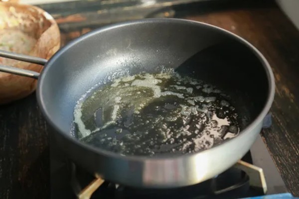 清除菜叶小虫的方法,用盐水浸泡可以让虫子与菜叶分离