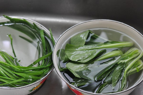 清除菜叶小虫的方法,用盐水浸泡可以让虫子与菜叶分离