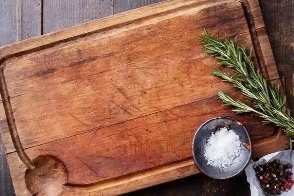清除菜叶小虫的方法,用盐水浸泡可以让虫子与菜叶分离