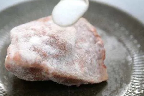 清除菜叶小虫的方法,用盐水浸泡可以让虫子与菜叶分离
