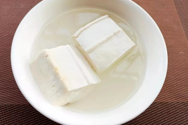 清除菜叶小虫的方法,用盐水浸泡可以让虫子与菜叶分离