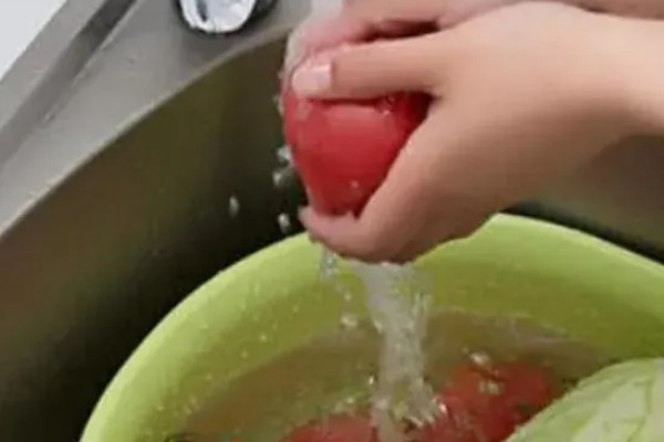 清除菜叶小虫的方法,用盐水浸泡可以让虫子与菜叶分离