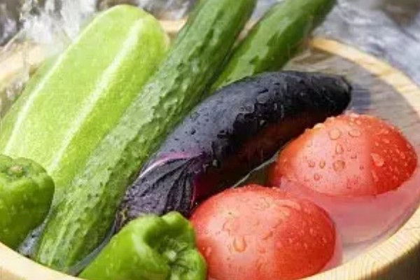 清除菜叶小虫的方法,用盐水浸泡可以让虫子与菜叶分离