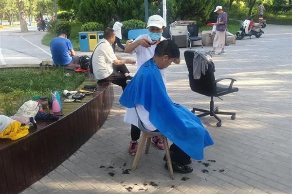 干点啥小买卖挣钱快,推荐手机贴膜、街头理发等