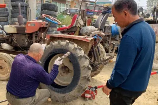 减少农机轮胎磨损的方法,在不平坦的道路上行驶要放慢速度