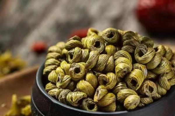 铁皮石斛的价格，鲜条售卖价格每斤900元