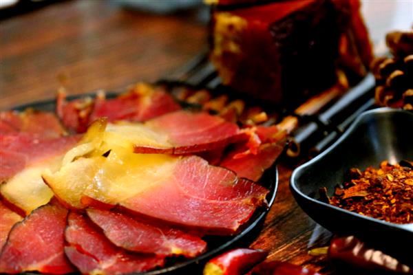 四川省古蔺县的特产，有丫杈猪、牛皮茶等