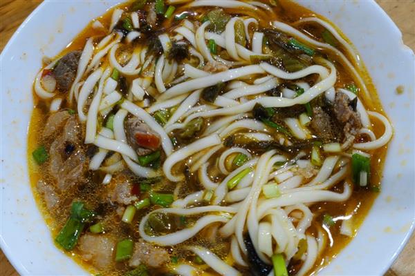 四川省古蔺县的特产，有丫杈猪、牛皮茶等