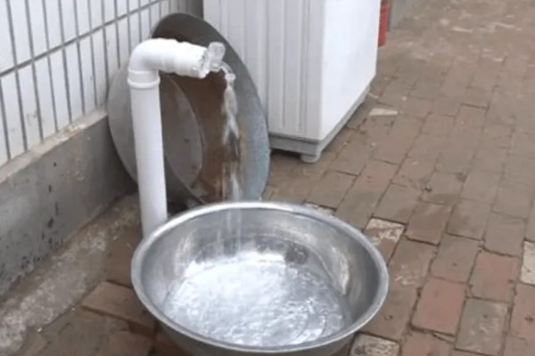 怎么处理不用的鱼缸，洗净后放在阴凉处保存