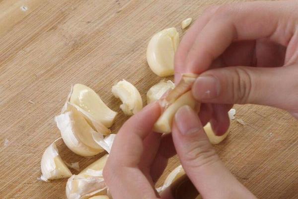 大蒜的保存方法，可冰箱冷藏、食盐腌制等