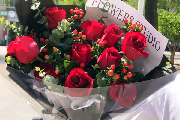 给母亲送哪些花合适，适合送康乃馨、百合花等