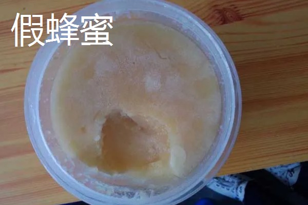 假蜂蜜的鉴别方法，可以从色泽、香味等方面鉴别