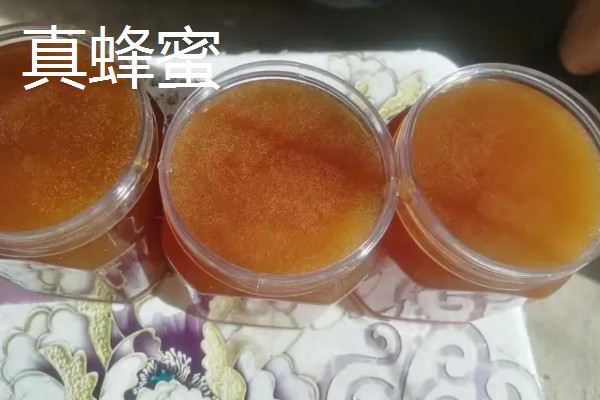 假蜂蜜的鉴别方法，可以从色泽、香味等方面鉴别