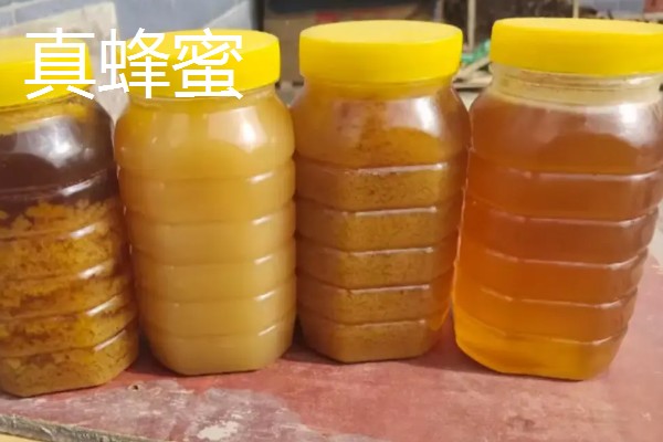 假蜂蜜的鉴别方法，可以从色泽、香味等方面鉴别