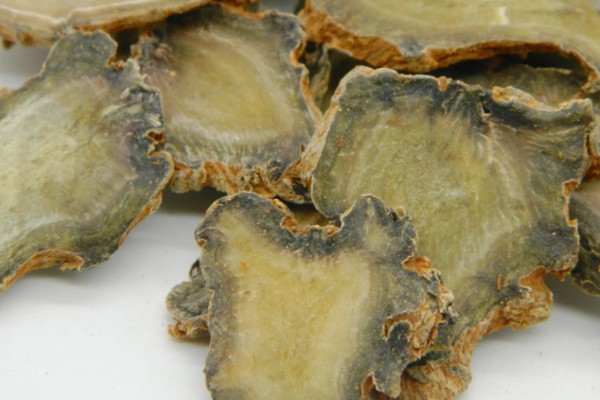 三七在家里怎样打粉，在专用的打粉机器中进行
