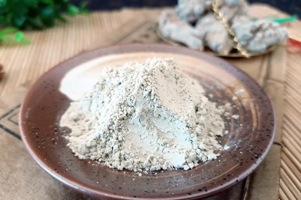 三七在家里怎样打粉，在专用的打粉机器中进行
