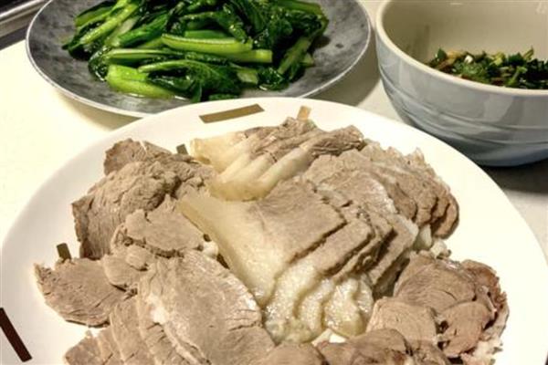 狗不能吃的常见食物,常见的有木糖醇、牛油果等