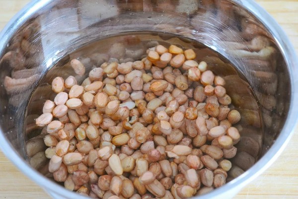 花生怎么种,催芽的花生放入坑中后适当施点肥料