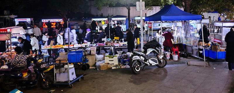 夏天摆地摊几点出摊合适,下午6点至晚上10点半