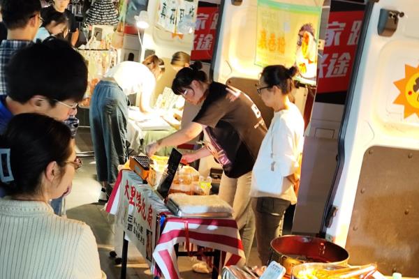 夏天摆地摊几点出摊合适,下午6点至晚上10点半