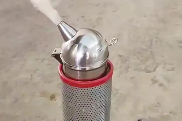 养蜂的工具，包括蜂箱、养蜂帽、蜂扫等