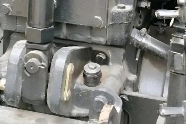 拖拉机空气滤清器如何保养,根据作业时间和条件及时清洗滤网
