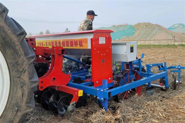 花生覆膜播种机的保养方式，机具要放在通风遮阳处