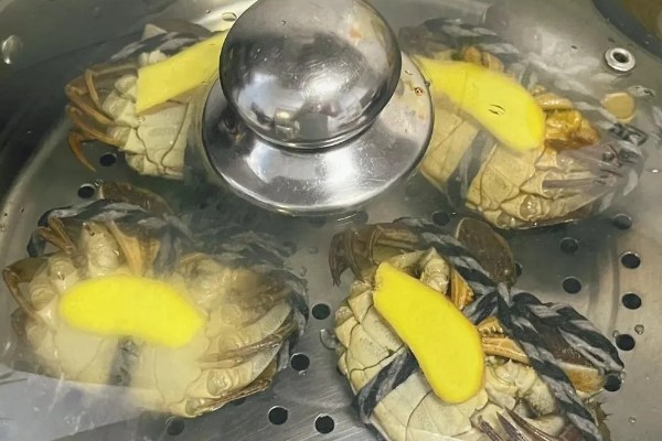 辨别大闸蟹的方法,正宗大闸蟹背部呈青色