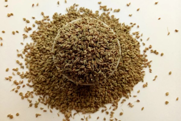 打什么药能让芹菜变粗壮,三十烷醇、天然芸苔素都有效果