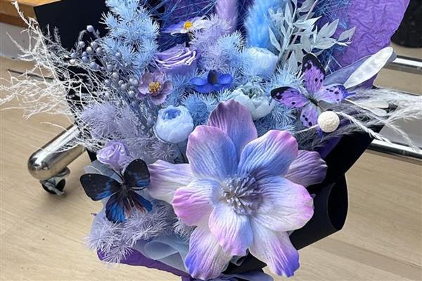 什么花具有祝福的花语，常见百合花、康乃馨等品种